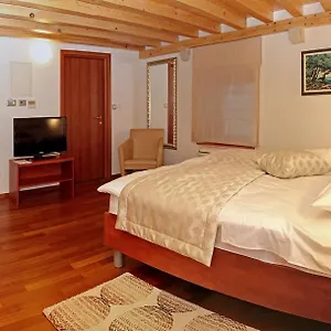 https://monika.hotels-in-trogir.com